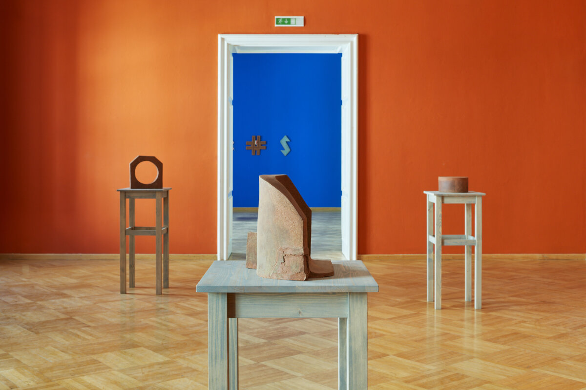 Výstava v hlíně a barvě oděná